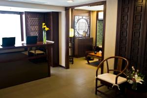 a room with a desk and a chair in a room at 饒宗頤文化館 - 翠雅山房 in Hong Kong