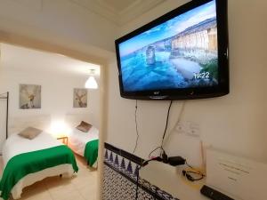 マドリードにあるApartamento en Espoz y Minaのベッドルームの壁に掛けられた薄型テレビ