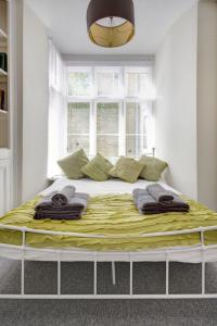 Un pat sau paturi într-o cameră la The Courtyard Cirencester