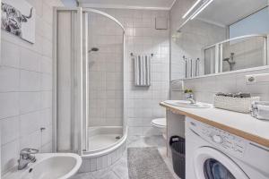 een badkamer met een douche, een wastafel en een toilet bij Zentral gelegenes Apartment mit Garage & kleinem Außenbereich in Caldaro