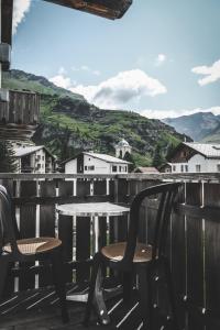 d'une table et de chaises sur un balcon avec vue. dans l'établissement Hotel Grischuna, à Bivio