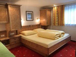 Posteľ alebo postele v izbe v ubytovaní Hotel Garni Central - Zimmer - Studios - Apartments