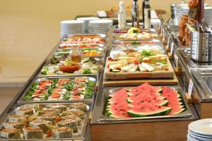 ein Buffet mit vielen verschiedenen Speisen in der Unterkunft Hotel Skicentrum in Harrachov