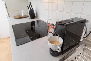 Príslušenstvo na prípravu kávy alebo čaju v ubytovaní Cozy Kunsthaus GRAZ