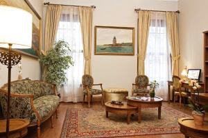 En sittgrupp på Celine Hotel - Ottoman Mansion