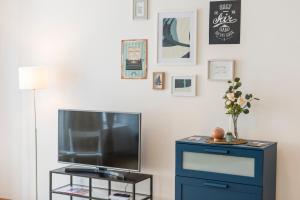 Televízia a/alebo spoločenská miestnosť v ubytovaní Cozy Kunsthaus GRAZ