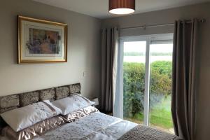 Postel nebo postele na pokoji v ubytování Oyster Bay Holiday Apartment Dundrum