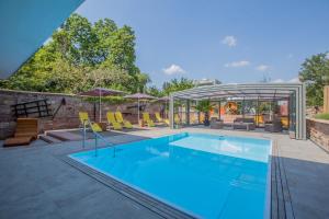 Bazén v ubytování Hotel zur Pfalz nebo v jeho okolí
