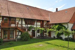 una grande casa bianca con terrazza e cortile di Gästehaus in Sülbeck a Einbeck