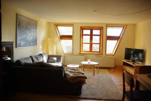 sala de estar con sofá y mesa en Gästehaus in Sülbeck en Einbeck