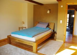 a bed in a room with a wooden frame at Gästehaus in Sülbeck in Einbeck