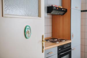 a kitchen door with a plate on it next to a stove at XXL Ferienhaus Dierhagen Strand in Dierhagen