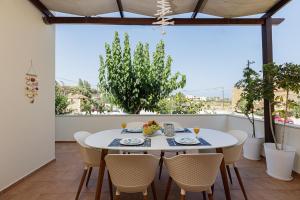 - une salle à manger avec une table et des chaises dans l'établissement Sea La Vie house, close to the beach, By ThinkVilla, à Panormos Rethymno