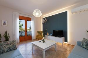 Зона вітальні в Sea La Vie house, close to the beach, By ThinkVilla