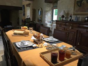 einen Esstisch mit Tisch und Essen in der Unterkunft La Tour de Ginaillac in Les Arques