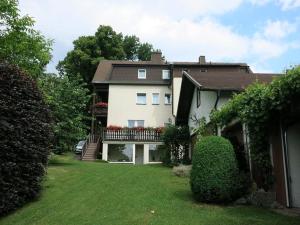 ein Haus mit einem großen Garten davor in der Unterkunft Ferienwohnung Frankenhof in Bad Steben