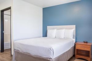 Postel nebo postele na pokoji v ubytování WoodSpring Suites Amarillo East I-40