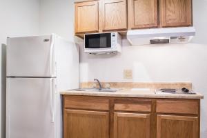 Kuchyň nebo kuchyňský kout v ubytování WoodSpring Suites Amarillo East I-40