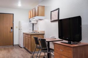 Kuchyň nebo kuchyňský kout v ubytování WoodSpring Suites Amarillo East I-40