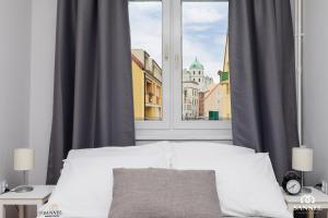 Posteľ alebo postele v izbe v ubytovaní Apartament Gryf w sercu Szczecina-SANNEL Apartments for rent