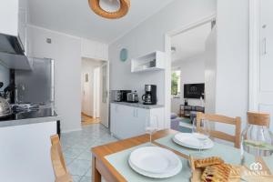 Kuchyňa alebo kuchynka v ubytovaní Apartament Gryf w sercu Szczecina-SANNEL Apartments for rent