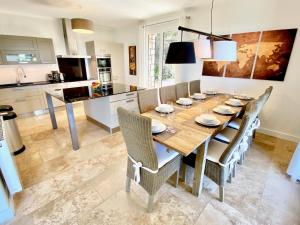 eine Küche und ein Esszimmer mit einem Holztisch und Stühlen in der Unterkunft provence living in Roussillon