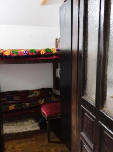 1 dormitorio con litera y silla roja en Плави вајат 