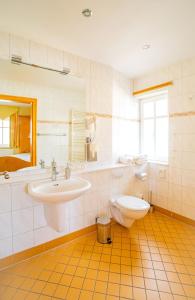 Ένα μπάνιο στο Hotel-Pension Eschwege +46 φωτογραφίες