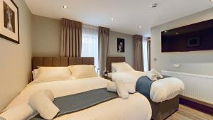The Arc Hotel tesisinde bir odada yatak veya yataklar