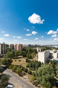 vistas a una ciudad con árboles y edificios en Теремки en Kiev