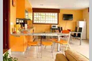 - une cuisine avec une table et des chaises dans la chambre dans l'établissement Casamary Planta Baja, à Pontevedra