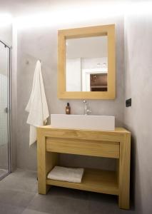 un baño con lavabo y espejo en ERASMUS PLAZA, en Salamanca