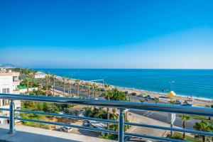 uitzicht op het strand vanaf het balkon van een gebouw bij Arsi Blue Beach Hotel in Alanya