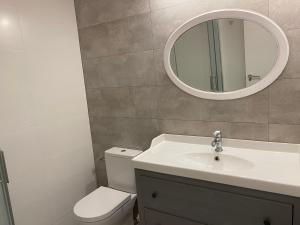Ένα μπάνιο στο Renovated apartment 5 minutes walk to the beach +19 φωτογραφίες