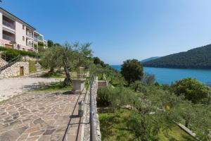przejście obok zbiornika wodnego w obiekcie Istria Sea Side Apartments w mieście Labin