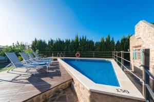 Bazén v ubytovaní Villa Can Pau, pool and garden close to the beach alebo v jeho blízkosti