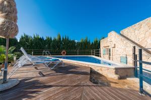 Bazén v ubytovaní Villa Can Pau, pool and garden close to the beach alebo v jeho blízkosti