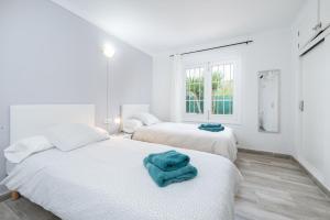 Posteľ alebo postele v izbe v ubytovaní Villa Can Pau, pool and garden close to the beach