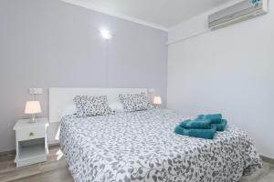 Posteľ alebo postele v izbe v ubytovaní Villa Can Pau, pool and garden close to the beach
