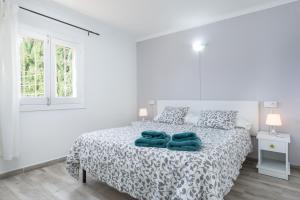 Posteľ alebo postele v izbe v ubytovaní Villa Can Pau, pool and garden close to the beach