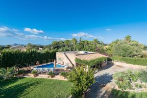 Bazén v ubytovaní Villa Can Pau, pool and garden close to the beach alebo v jeho blízkosti