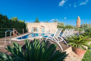 Bazén v ubytovaní Villa Can Pau, pool and garden close to the beach alebo v jeho blízkosti