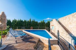 Bazén v ubytovaní Villa Can Pau, pool and garden close to the beach alebo v jeho blízkosti