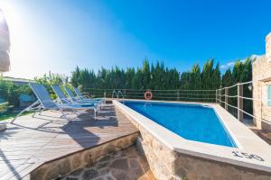 Bazén v ubytovaní Villa Can Pau, pool and garden close to the beach alebo v jeho blízkosti