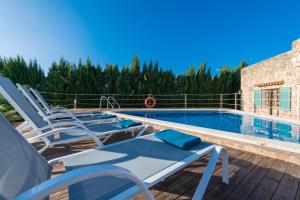 Bazén v ubytovaní Villa Can Pau, pool and garden close to the beach alebo v jeho blízkosti