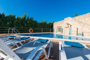 Bazén v ubytovaní Villa Can Pau, pool and garden close to the beach alebo v jeho blízkosti