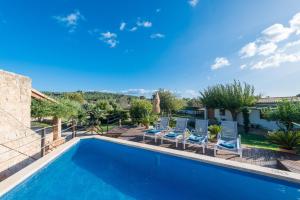 Bazén v ubytovaní Villa Can Pau, pool and garden close to the beach alebo v jeho blízkosti