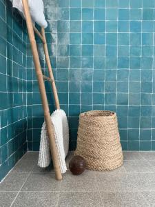 two baseball bats and a basket in a bathroom at Résidence Les Toits de Santa Giulia in Porto-Vecchio