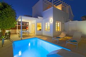 een villa met een zwembad voor een huis bij VILLA CHARLANA by Buenavilla in Puerto del Carmen
