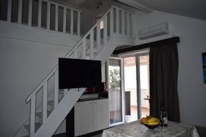 Televízia a/alebo spoločenská miestnosť v ubytovaní VILLA LAURA